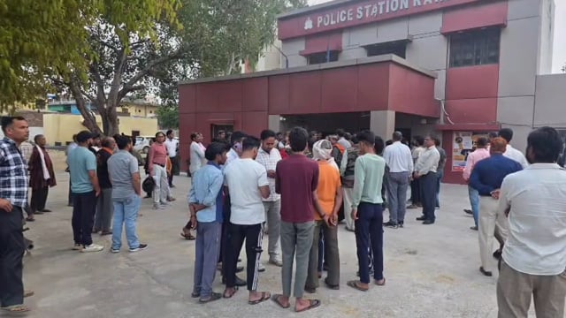 MANT-राया में सुलगा तनाव: फौजी की गिरफ्तारी से भड़का जनाक्रोश, थाने पर डटा, जनसमूह”