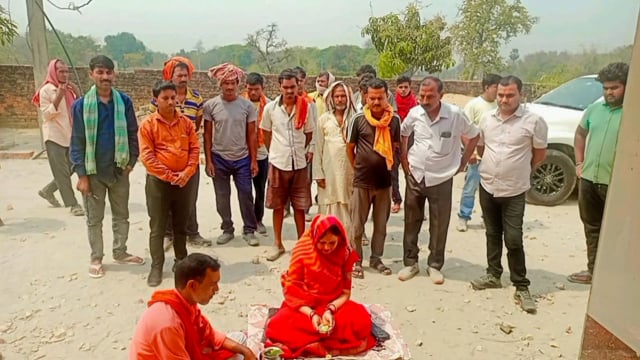 सहतवार कस्बे के वार्ड नम्बर 10 में RCC रोड निर्माण को लेकर नगर अध्यक्ष सरिता सिंह ने किया भूमिपूजन