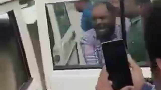 ▶️.....Up के महोबा में CMO दफ्तर में तैनात बाबू घुस लेते पकड़े गए हैं. एन्टी करप्शन की टीम ने इस घूसखोर बाबू को नोट गिनते रंगे हाथ पकड़ा है.*