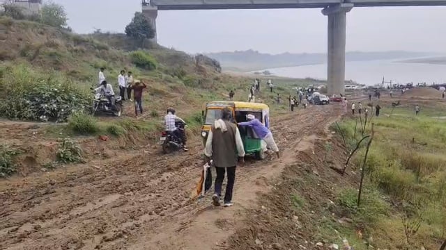 बारिश ने बढ़ाई मुसीबत: पिनाहट का चंबल मार्ग बना दलदल, वाहन फंसे