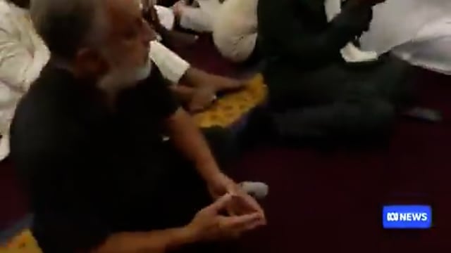 ▶️...ऑस्ट्रेलियाई PM को मस्जिद से बाहर निकाला गया 
ऑस्ट्रेलिया के प्रधानमंत्री एंथनी अल्बानीज को सिडनी की लाकेम्बा मस्जिद में ईद-उल-फित्र की नमाज़ और समारोह के दौरान भारी विरोध झेलना पड़ा।