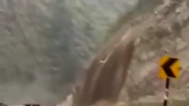 ▶️.......हाईवे जिन पहाड़ों को काटकर बनाए जा रहे हैं, वे अब पूरी तरह कमजोर और खोखले हो चुके हैं। दो दिन की मार्च की बारिश भी नहीं झेल पा रहे, मानसून में क्या स्थिति होगी, यह अंदाजा लगाया जा सकता है।
यह घटना हिमाचल प्रदेश के बजौरा-ओट सड़क मार्ग पर बनाला के पास पहाड़ी दरकने से हुए भारी भूस्खलन की है।