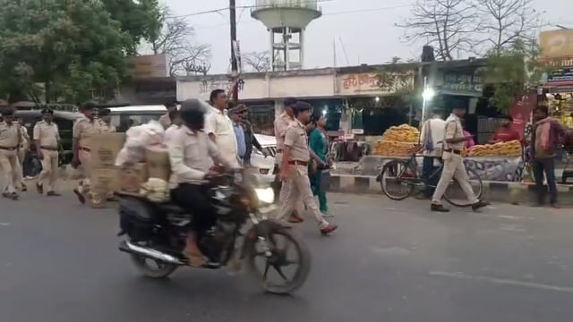 ईद पर्व पर पुलिस ने निकाला फ्लैग मार्च।