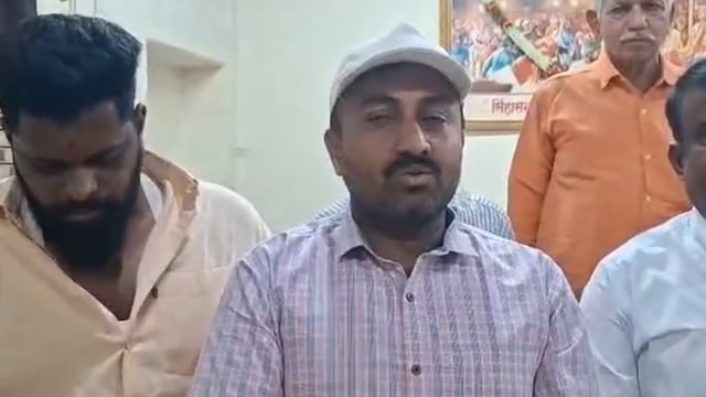 नगराध्यक्ष मुख्याधिकारी यांच्या सोबत झालेल्या चर्चेनंतर महेश कुमार पाटील यांचं तात्पुरतं आंदोलन स्थगित 