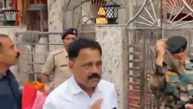 32 पुलिस वाहन को मंत्री सुदिव्य कुमार सोनू ने हरी झंडी दिखाकर किया रवाना 
