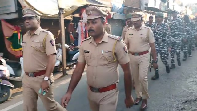 कोल्हापूर मध्ये लक्ष्मीपुरी पोलीस स्टेशन व जुना राजवाडा पोलिस स्टेशन घ्या वतीने रमजान ईद निमित्त भागात शांतता व सुव्यवस्