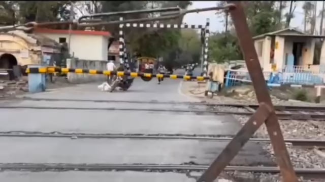 शाहजहांपुर। सदर बाजार क्षेत्र स्थित मोक्षधाम रेलवे क्रॉसिंग पर एक नाबालिग का जानलेवा स्टंट सामने आया है। बंद रेलवे फाटक के नीचे से स्केटिंग करते हुए पटरी पार करने का वीडियो सोशल मीडिया पर वायरल होने के बाद राजकीय रेलवे पुलिस (जीआरपी) हरकत में आ गई। मामले में नाबालिग के पिता को थाने बुलाकर सख्त हिदायत दी गई है।