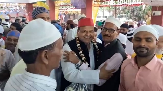 सहतवार कस्बे में ईद पर्व पर नमाजियों ने अदा की नमाज,सपा नेता नीरज सिंह गुड्डु ने अमन चैन की मांगी दुआ