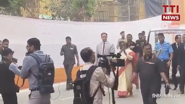 LIVE मथुरा- राष्ट्रपति मुर्मू लगा रहीं गोवर्धन की परिक्रमा, राज्यपाल सहित अन्य वरिष्ठ नेतागण मौजूद, लाइव दृश्य