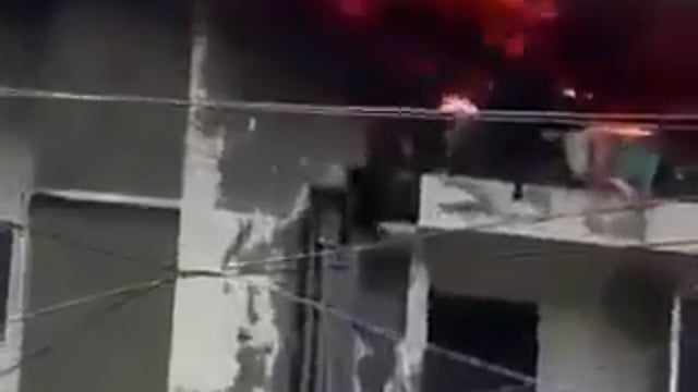 ▶️.....दिल्ली के पालम अग्निकांड*
इससे भयावह कुछ नहीं हो सकता। पूरी बिल्डिंग आग की चपेट है, मौत सामने खड़ी है , ऐसे में इंसान करे तो क्या करे*
35 वर्षीय यश को जब कुछ नहीं सूझा तो पहले 
12 साल की बेटी को 9वीं मंजिल से नीचे फेंक दिया 
 फिर 11 साल की भतीजी को फेंक दिया 
और फिर खुद 9वीं मंजिल से कूद गया 
 लेकिन सब मारे गए क्योंकि फ़ायर ब्रिगेड समय पर नहीं आई।