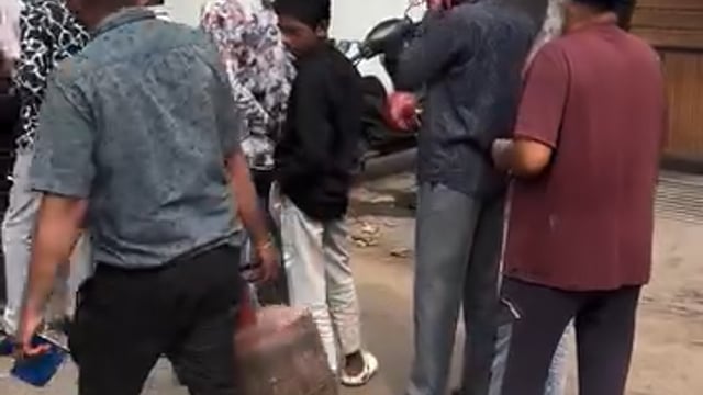 ▶️......18 मार्च को छत्तीसगढ़ की राजधानी रायपुर पहुंचते ही गैस सिलेंडर के लिए लंबी क़तार लगी दिखी,सरकार और प्रशासन का दावे झूठे हैं की रसोई गैस की कोई किल्लत नहीं है।
वीडियो में आप कतार में खड़े आम लोगों का दर्द,गुस्सा और रिएक्शन देख सकते हैं।