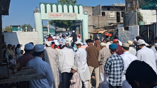 बार्शीटाकळी शहर मध्ये रमजान ईद साजरी ईदगा बार्शीटाकळी येथे मुस्लिम बांधवांनी हजारोच्या संख्येने नमाज अदा केली 