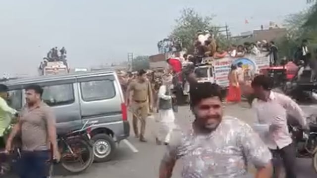 फरसा वाले बाबा की संधिग्ध मौत से गुस्साये गोरक्षको ने किया राष्ट्रीय राजमार्ग जाम हुआ पथराव व लाठी चार्ज वीडियो वायरल