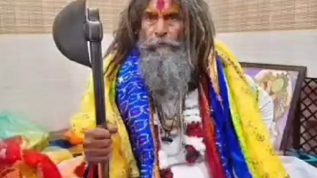 मथुराकेछातामेंगौ पुत्रफरसा वाले महाराज जी के गोरक्षक ने न्याय कीगुहारलगाई तो गोरक्षकों को प्रशासन ने बलप्रयोग करते हटाया