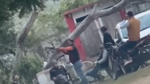 प्रतापगढ़ बीएसए कार्यालय में हर्ष फायरिंग, लाइसेंसी हथियार के दुरुपयोग पर शिक्षक के खिलाफ केस दर्ज#latest_news 