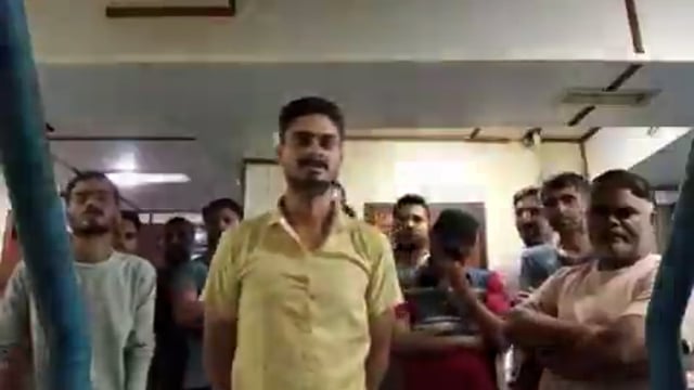 ▶️......12 भारतीय नाविक पिछले 5 महीने से UAE के अल हमारिया पोर्ट पर ड्रीम लाइनर जहाज में फंसे हुए हैं। एक कंपनी से कॉन्ट्रैक्ट खत्म होने पर इन्हें दूसरी कंपनी में ट्रांसफर किया गया था। 13 दिन बाद ही UAE कोस्ट गार्ड ने सभी को डिटेन कर लिया। इन्हें ये नहीं पता कि क्यों डिटेन किया गया है। 5 महीने से बंधक जैसी स्थिति है। एंबेसी से भी कोई हेल्प नहीं मिल पा रही है।