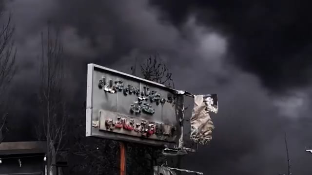 ▶️.......तेहरान में तेल ठिकानों पर इजरायली हमले के बाद उठे काले धुएं ने पूरे शहर को ढक लिया है। जहरीली हवा से बड़े पर्यावरणीय और स्वास्थ्य संकट की आशंका गहरा गई है। लोगों में डर और बेचैनी बढ़ रही है, जबकि हालात सामान्य करने की कोशिशें जारी हैं।