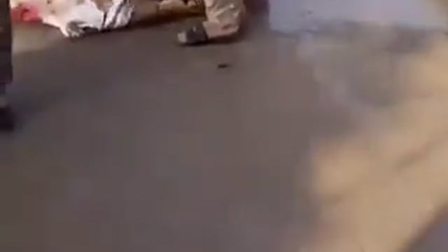 ▶️.......पाकिस्तान में अज्ञात हमलावर का फिर कहर
पहले खंजर, फिर सीने में गोलियां 
लश्कर ए तैयबा के हेडक्वार्टर में खूनखराबा, कमांडर 'बिलाल आरिफ सलाफी' ढेर
ईद की नमाज के तुरंत बाद, अज्ञात हमलावरों ने लश्कर के कमांडर बिलाल आरिफ सलाफी की 'मरकज तैयबा' के भीतर घुसकर हत्या कर दी
हमलावरों ने पहले उसे गोलियों से भूना और फिर चाकू से गोदकर उसकी जान ले ली