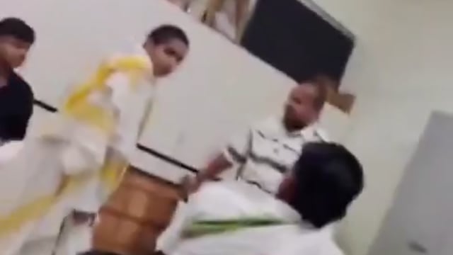 ▶️.....मध्य प्रदेश –उज्जैन के महर्षि सांदीपनि राष्ट्रीय वेद विद्या प्रतिष्ठान के बटुक की क्रूरता से सिर्फ इसलिए निर्मम पिटाई हो रही है, क्योंकि वो दूसरे वेदपाठी छात्र के बिस्तर पर लेट गया था.....
सिखाते वेद हैं और पीटते जानवरो की तरह हैं