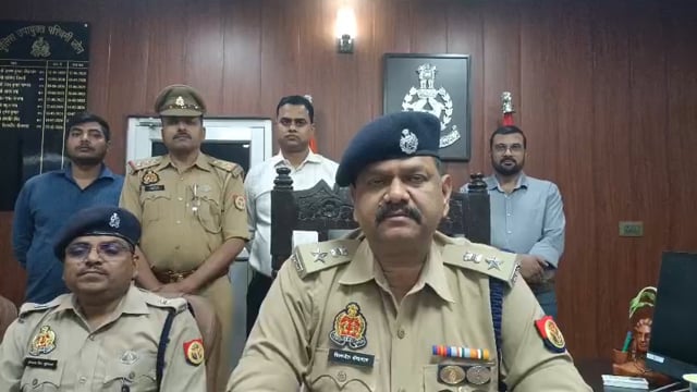 ▶️.......राजधानी लखनऊ में पुलिस ने किया लूट की 2 घटना का खुलासा!!
यूपी यक्ष एप से पकड़े गए आरोपी लूटी गई बाइक और मोबाइल बरामद!!
सुमित,मनोज से बदमाशों ने लूट की थी अजय और लक्की राजपूत गिरफ्तार!!
आरोपियों के दो साथी फरार तलाश जारी!!
DCP पश्चिम विश्वजीत श्रीवास्तव के द्वारा किया गया लूट का खुलासा!!