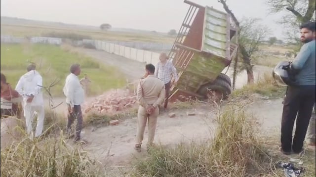 मांट पानीगांव रोड़ पर ईंटों से भरी ट्रैक्टर-ट्राॅली ने बाइक सवार को कुचला, दो हिस्सों में बंट गई युवक की लाश।