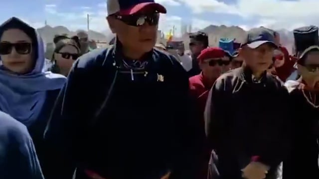 ▶️.....सोनम वांगचुक करीब 6 महीने बाद लेह पहुंचे। सैकड़ों लोगों ने गर्मजोशी से स्वागत किया*
170 दिन जेल में बिताने के बाद 14 मार्च को केंद्र सरकार ने NSA हटाया था, जिसके बाद उनकी रिहाई हुई थी*