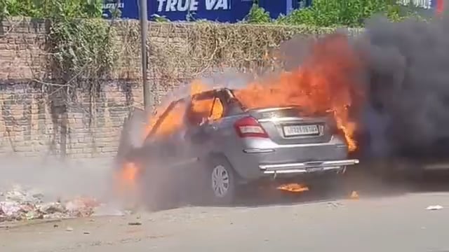 लोदीपुर में खड़ी गाड़ी में लगी आग