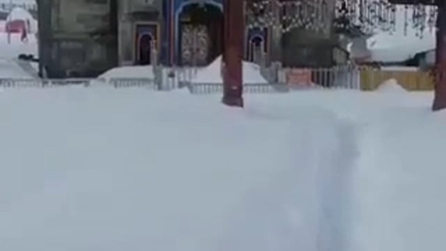 केदारनाथ धाम में लगातार भारी बर्फबारी से पूरा धाम बर्फ की मोटी चादर से लिपट गया है. भारी बर्फबारी के बीच उत्तराखंड पुलिस और आईटीबीपी के जवान मौजूद हैं और पूरी तरह से सतर्क हैं