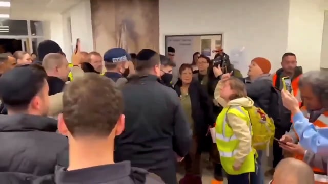 ▶️....तुम 'यहूदी नाजी' हो. तुम इन मौतों के जिम्मेदार हो. तुम मौत लेकर आए हो. मेरे शहर से बाहर निकलो.'
ईरान के हमलों के बाद अब इजराइल के लोग अपनी सरकार के मंत्रियों का विरोध करने लगे हैं.
इस वीडियो में इजराइल के नेशनल सिक्योरिटी मिनिस्टर बेन ग्विर का एक इजराइली महिला विरोध कर रही है.
मतलब अब ये जंग इजराइल के लोगों पर भारी पड़ रही है. गाजा पर बम बरसता देख खुश होने वाले, अब खुद पर बम बरसता देख रो रहे हैं.