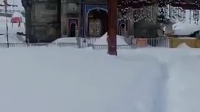 ▶️......केदारनाथ धाम में लगातार भारी बर्फबारी से पूरा धाम बर्फ की मोटी चादर से लिपट गया है. भारी बर्फबारी के बीच उत्तराखंड पुलिस और आईटीबीपी के जवान मौजूद हैं और पूरी तरह से सतर्क हैं