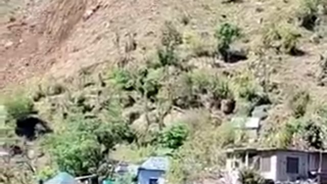 ▶️.....हिमाचल प्रदेश के कोटली में रोपड़ु गांव के पास भूस्खलन से अब कई घरों को खतरा पैदा हो चुका है
आज दोपहर में यहां हुए लैंडस्लाइड से बड़े बड़े पत्थर नीचे आये, जिनकी चपेट में आने से कुछ मकान बाल बाल बचे