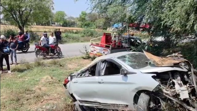 वृंदावन कट के पास खौफनाक हादसा, डिवाइडर से टकराई कार पेड़ तोड़ते हुए नीचे गिरी चार घायल