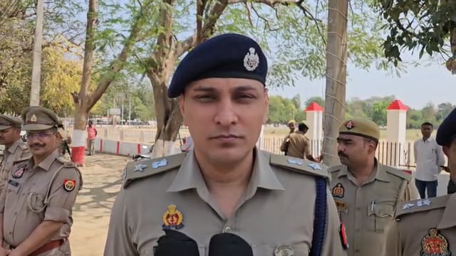 मिशन शक्ति अभियान के तहत आज पुलिस लाइन प्रतापगढ़ से महिला आरक्षियों की दोपहिया रैली को पुलिस अधीक्षक दीपक भूकर की झंडी,