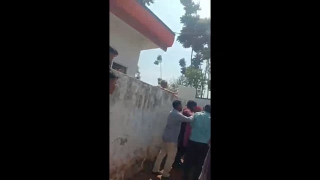 गाजीपुर सदर विधायक जय किशन साहू के भाई मनीष कुमार साहू का युवक को जूते से मारते वीडियो वायरल