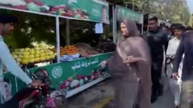 ▶️.....पाकिस्तान में सब्ज़ी बेचने वालों पर भी सरकार को पूरी नज़र रखनी पड़ती है.....
कहीं ज़्यादा दाम तो नहीं लगाए जा रहे
*भिंडी सिर्फ 400 रुपये किलो बिक रही है.....