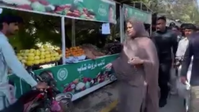 ▶️.....बाराबंकी के त्रिवेदीगंज में गैस की कमी से जूझ रहे लोगों का आरोप है कि सिलेंडर दिए बिना ही डिलीवर्ड का मैसेज आ जा रहा है, 3 दिन से लोग दिन भर सिलेंडर के लिए दिन रात एक किए है, मामला त्रिवेदीगंज की @BPCLLPG की  अमन भारत गैस एजेंसी का है स्थानीय लोगों ने वीडियो बनाकर अपनी शिकायतें की है।