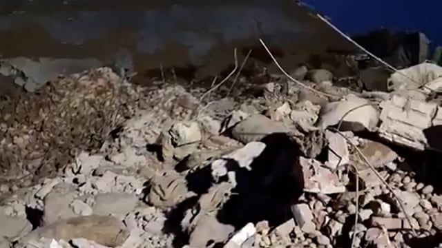 ब्रेकिंग न्यूज़ 
प्रयागराज:सपा के पूर्व विधायक अंसार अहमद का यह कोल्ड स्टोरेज है इसमें तीन लाख पैकेट आलू आते हैं. तीन हिस्से में एक हिस्सा गिर गया है। अब तक 4 लाशें निकली हैं। 20 से ज्यादा लोगों के फंसे होने की सम्भावना है...7 जेसीबी लगी थी, लेकिन अब पोकलैंड की ज़रूरत है। लखनऊ से SDRF की एक टुकड़ी आई है, रात भर अब वह लोगों को खोजेंगे