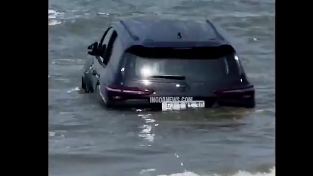 ▶️......लहरों से होड़ लेने निकले थे पहियों पर सवार,
समंदर को रास्ता समझ बैठे कुछ बेखबर लोग,
कुदरत जब सबक सिखाती है इस अंदाज़ में,
तो रेत भी पकड़ लेती है घमंड के पहियों को रोक
गोवा- वागाटोर बीच पर हाई टाइड के दौरान अहमदाबाद नंबर की फॉर्च्यूनर समुद्र के पास रेत में फंस गई और बहने से बाल-बाल बची, जेसीबी की मदद से गाड़ी को बाहर निकाला गया, समुद्र के बेहद करीब वाहन ले जाने को लेकर सवाल उठ रहे हैं