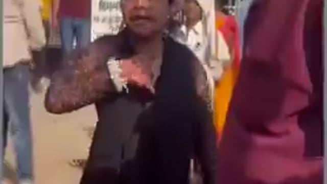 ▶️......मऊ - प्रेम संबंध को लेकर बीच सड़क हाईवोल्टेज ड्रामा देखने को मिला, शादीशुदा महिला पति को छोड़कर युवक के साथ लिव-इन में रह रही थी, युवक ने शादी का वादा किया था लेकिन बाद में महिला को पता चला कि युवक पहले से शादीशुदा है, इस पर महिला ने युवक को पकड़कर सड़क पर हंगामा किया, मौके पर लोगों की भीड़ जुट गई और मामला चर्चा का विषय बना