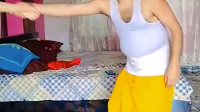 ▶️.....बताया जा रहा है यह एक अध्यापक है, अपने ही विद्यालय की एक छात्रा को प्रेमजाल में फसाकर शादी कर ली। जबकि पहले से शादीशुदा था, इस शादी के लिए पत्नी को भी मना लिया था। छात्रा के घर वाले भी मान गए क्योंकि यह वेतन भोगी था।
अब कभी नई वाली पत्नी के साथ कभी कभी दोनों पत्नियों के साथ कभी पत्नियों और दो बच्चों के साथ, नदी में, सड़कों पर, पहाड़ों पर और घर पर रील बनाता है।