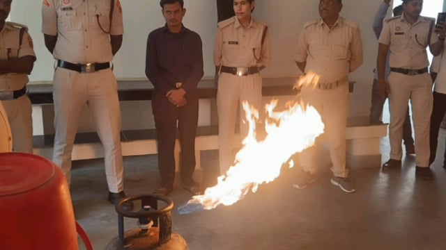 हादसे से पहले तैयारी: प्रशासन ने सिखाया आग से बचाव का मंत्र