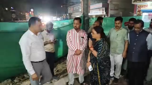 नगर निगम आया हरकत में शाहजहांपुर शहीदों की  प्रतिमाओं पर चला बुलडोजर

शाहजहांपुर में नगर निगम की एक कार्रवाई को लेकर व्यापक आक्रोश देखने को मिल रहा है। नगर निगम कार्यालय परिसर में स्थापित अमर शहीद ठाकुर रोशन सिंह, पंडित राम प्रसाद बिस्मिल और अशफाक उल्ला खान की प्रतिमाओं को बुलडोजर से तोड़े जाने का मामला सामने आया है। इस घटना ने शहरवासियों की भावनाओं को गहरा आघात पहुंचाया है।