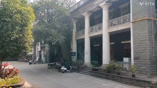 कोल्हापूर जिल्ह्यातील पेट्रोल डिझेल धारकांना जिल्हाधिकारी अमोल येडगे यांनी कोणतीही अफवा,पॅनिक बाईग होऊ नये.त्या संदर्भात खुलासा केला आहे.