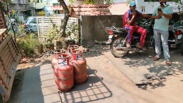 कोल्हापूर मध्ये गॅस संदर्भात अमोल येडगे जिल्हाधिकारी कोल्हापूर यांनी सविस्तर चर्चा केली.अफवा पसरवुन नयेत.हेल्प लाईन शी संपर्क साधावा असेही सांगितले.