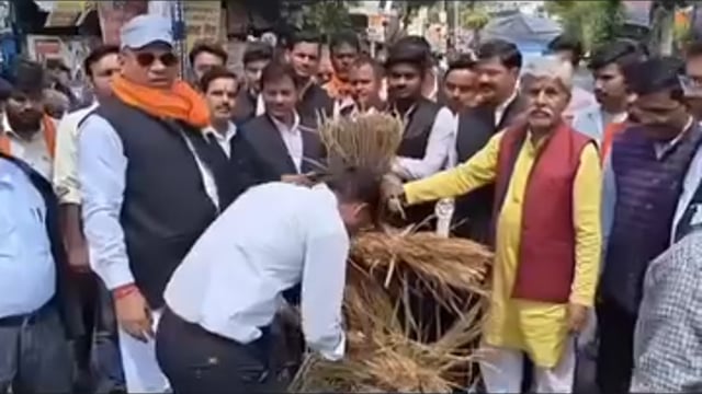 मूर्ति तोड़ने के विरोध में पुतला दहन करते राजेश अवस्थी शाहजहांपुर