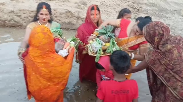 अस्ताचलगामी सूर्य को दिया गया पहला अर्घ्य, श्रद्धा और भक्ति का उमड़ा सैलाब