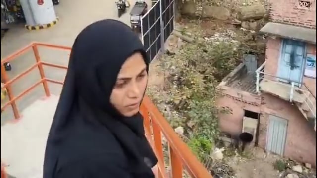 ▶️.....इटावा - इस लड़की ने लव-मैरिज की
घरवाले छूट गये मगर अब शौहर अपने घरवालों के कहने पर उसे छोड़ रहा है
परेशान लड़की रेलवेब्रिज से कूदकर सुसाइड करने पहुंच गयी. राहगीरों ने देखा तो किसी तरह समझाकर रोक लिया
वह कहती कि अब ऊपर जाना है