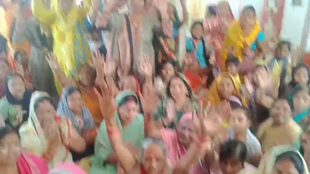 शाहजहांपुर, 24 मार्च 2026 (मंगलवार)।
जनपद शाहजहांपुर में चैत्र नवरात्रि के पावन अवसर पर भक्तिमय वातावरण बना हुआ है। मंदिरों में सुबह से ही श्रद्धालुओं की भीड़ उमड़ रही है और पूजा-पाठ, हवन व आरती का क्रम पूरे उत्साह के साथ जारी है। महिला, पुरुष एवं बच्चे श्रद्धा और आस्था के साथ व्रत रखकर मां दुर्गा की आराधना कर रहे हैं।