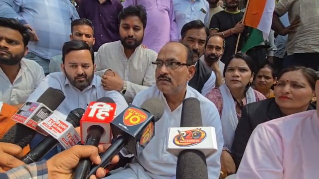 शाहजहांपुर, 23 मार्च।
शहीदों की नगरी शाहजहांपुर में नगर निगम की एक कार्रवाई को लेकर व्यापक आक्रोश देखने को मिल रहा है। नगर निगम कार्यालय परिसर में स्थापित अमर शहीद ठाकुर रोशन सिंह, पंडित राम प्रसाद बिस्मिल और अशफाक उल्ला खान की प्रतिमाओं को बुलडोजर से तोड़े जाने का मामला सामने आया है। इस घटना ने शहरवासियों की भावनाओं को गहरा आघात पहुंचाया है।