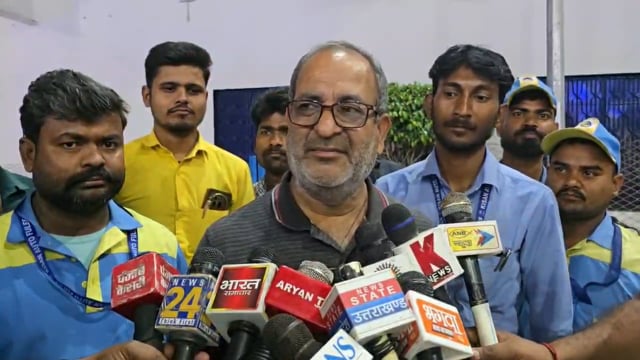 डुमरियागंज में पेट्रोल संकट से हाहाकार, लंबी कतारों में जूझ रही जनता